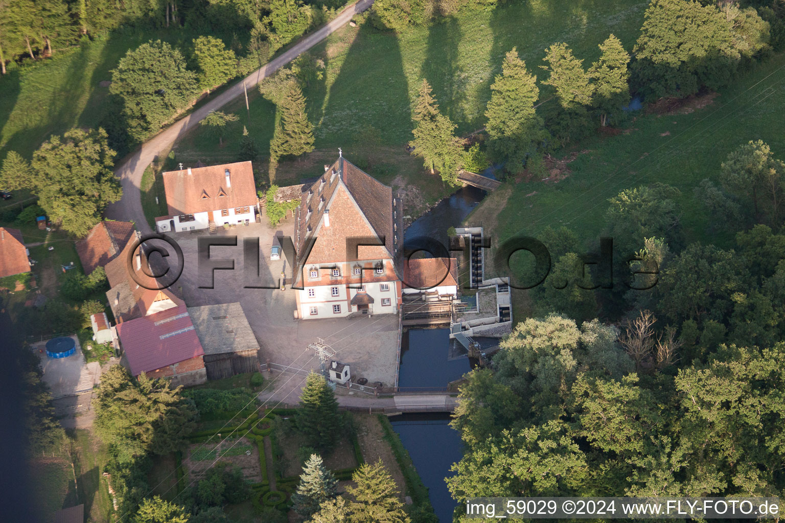 Vue d'oiseau de Bienwaldmühle dans le département Rhénanie-Palatinat, Allemagne