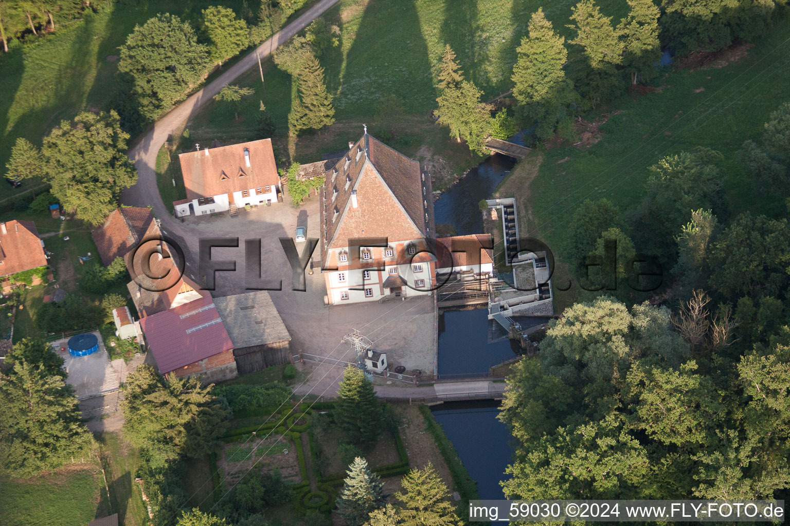 Vue aérienne de Moulin à eau historique dans la ferme du quartier de Bienwaldmühle à Scheibenhardt dans le département Rhénanie-Palatinat, Allemagne