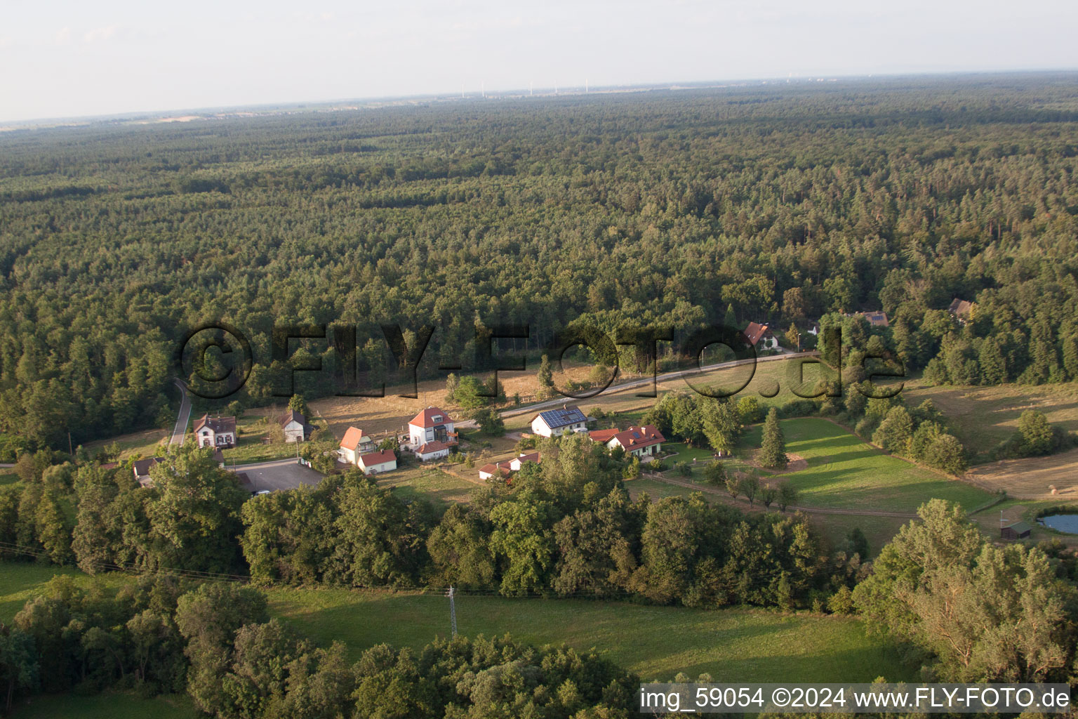 Enregistrement par drone de Bienwaldmühle dans le département Rhénanie-Palatinat, Allemagne