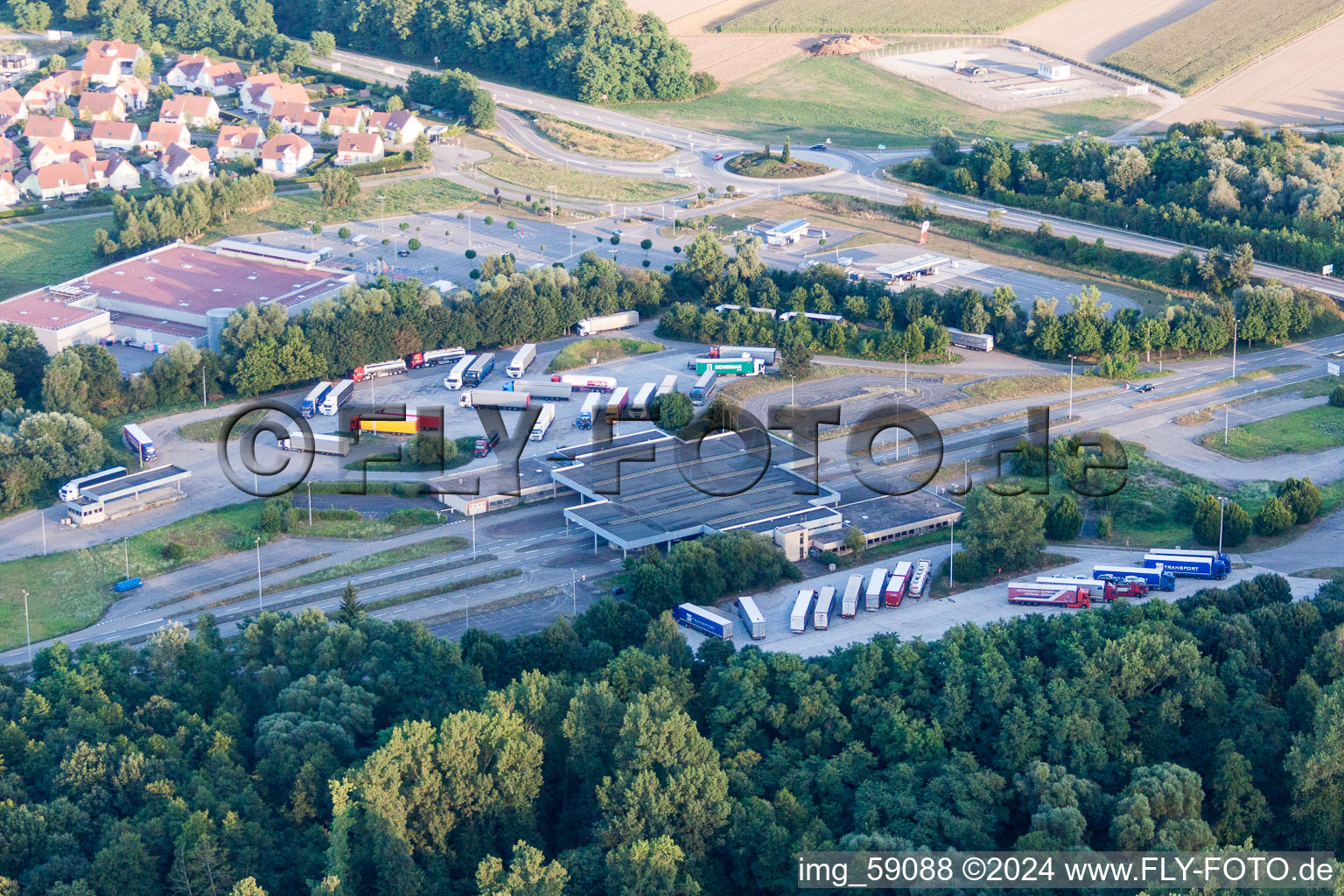 Vue aérienne de Aires de stationnement pour camions et entrepôts en plein air à l'ancien poste frontière Lauterbourg, aujourd'hui commissariat fédéral de Bienwald à Scheibenhard à Lauterbourg dans le département Bas Rhin, France