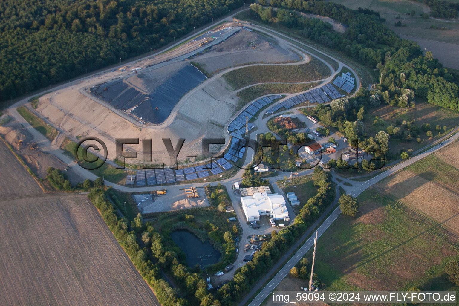 Décharge de district à Scheibenhardt dans le département Rhénanie-Palatinat, Allemagne vue du ciel