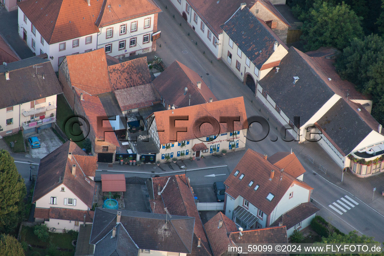 Vue aérienne de Restaurant à la Charrue (Gilbert) à Lauterbourg dans le département Bas Rhin, France