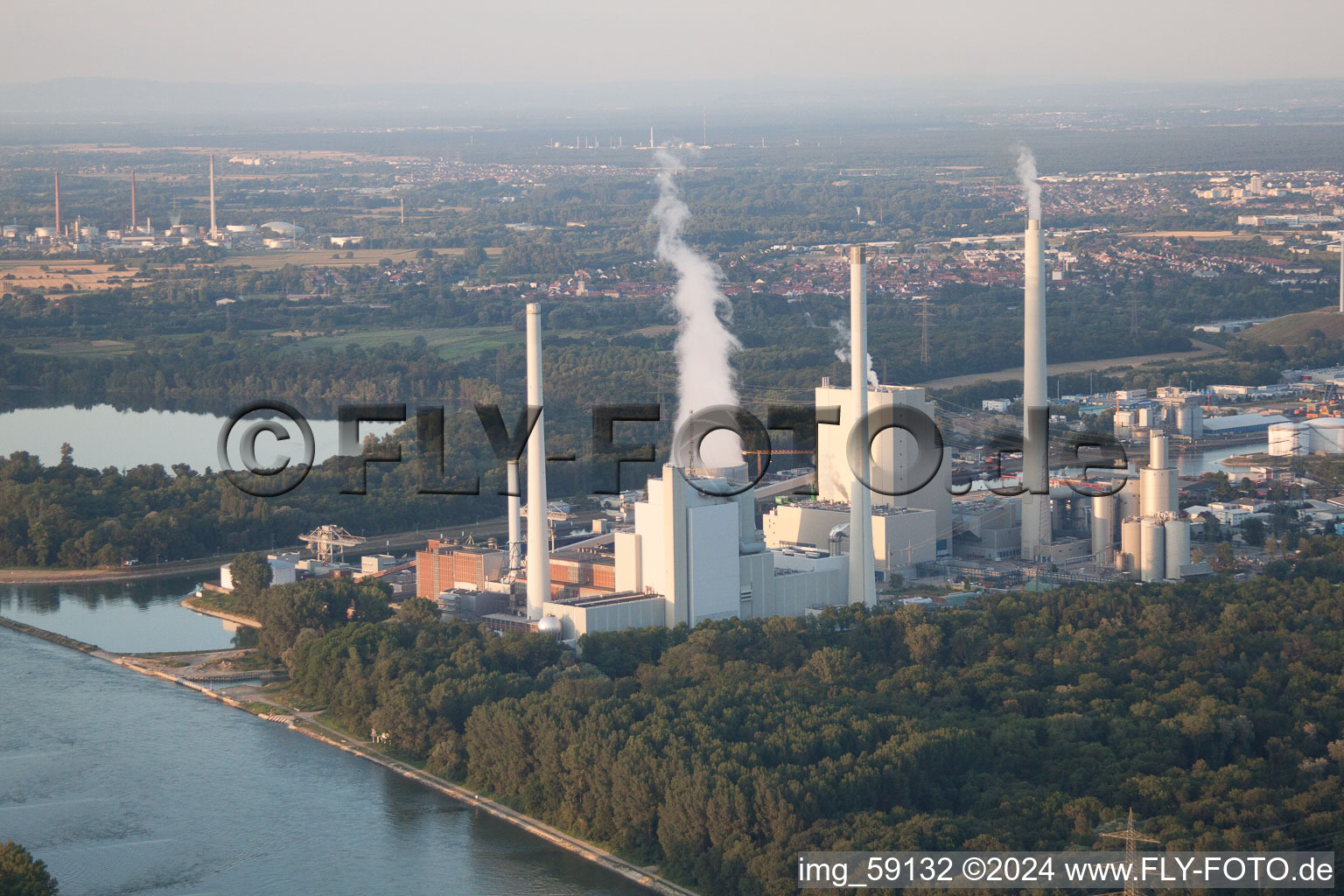 Vue aérienne de Centrale ENBW sur le Rhin à le quartier Rheinhafen in Karlsruhe dans le département Bade-Wurtemberg, Allemagne