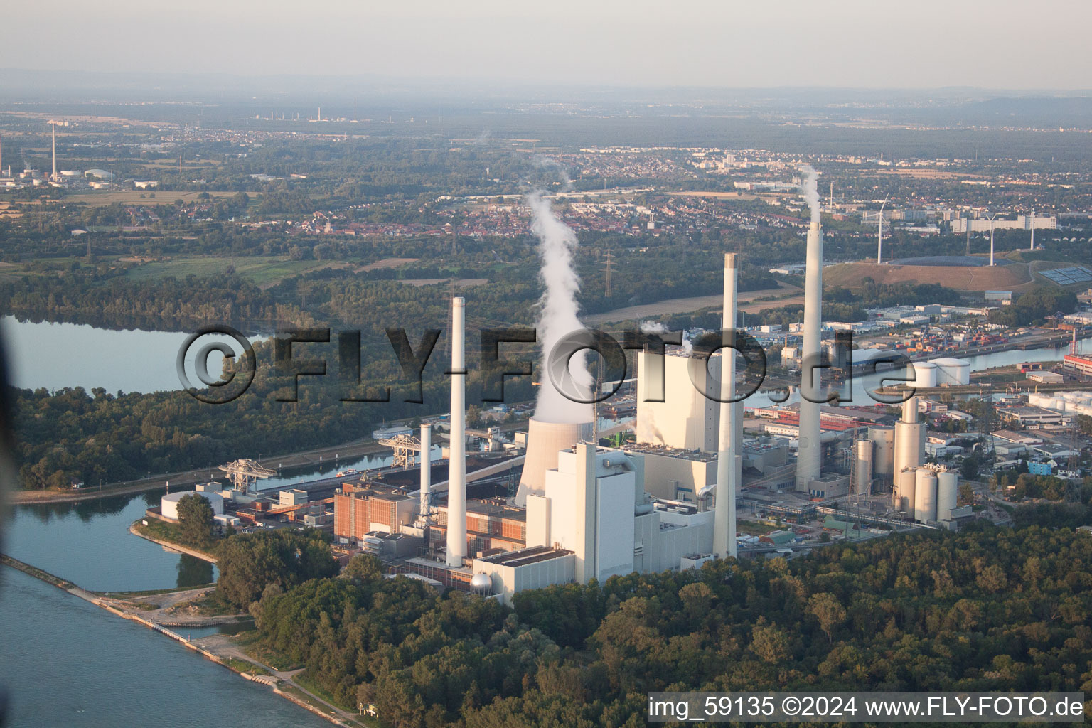 Vue aérienne de Centrale ENBW sur le Rhin à le quartier Rheinhafen in Karlsruhe dans le département Bade-Wurtemberg, Allemagne