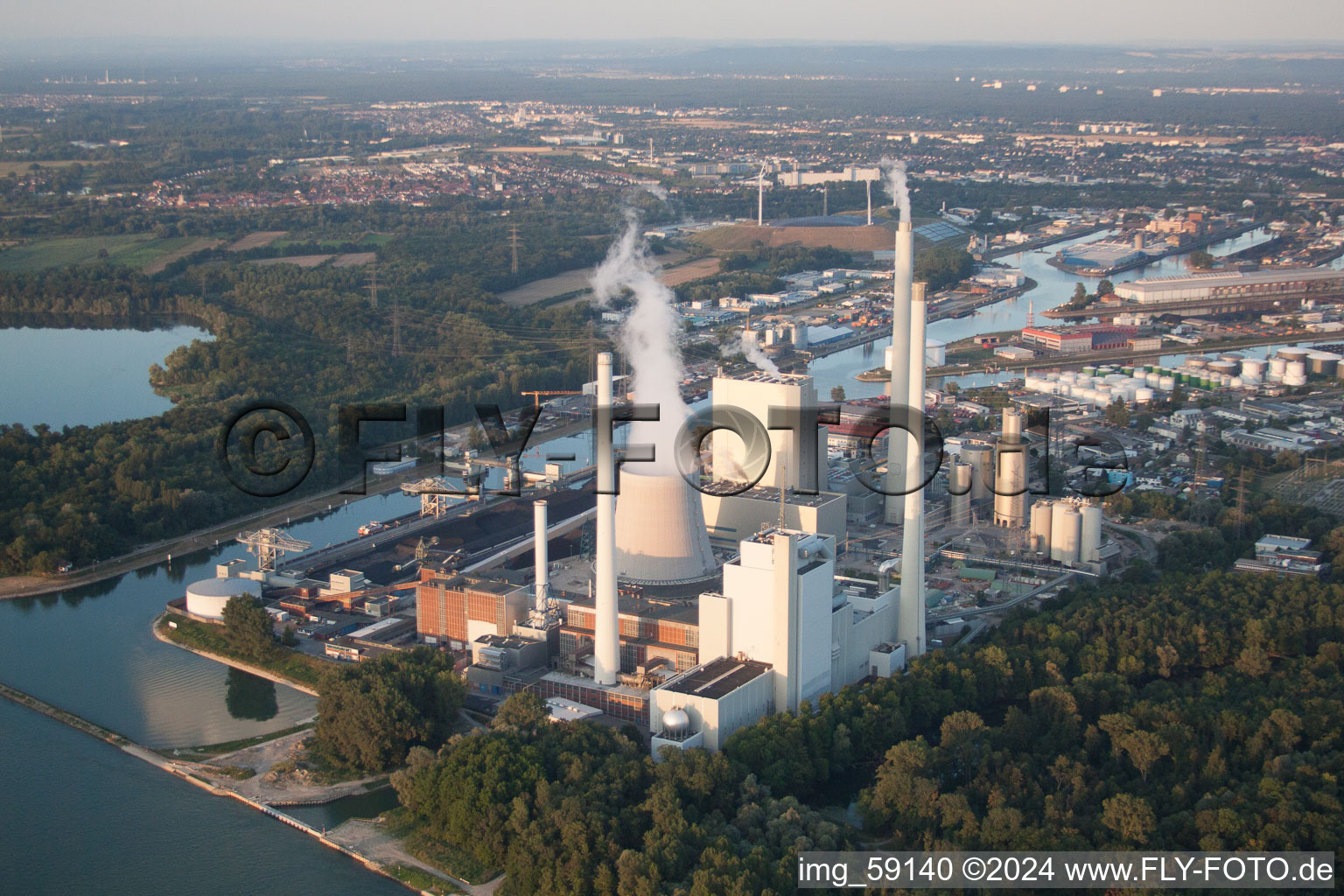 Vue aérienne de Centrale ENBW sur le Rhin à le quartier Daxlanden in Karlsruhe dans le département Bade-Wurtemberg, Allemagne