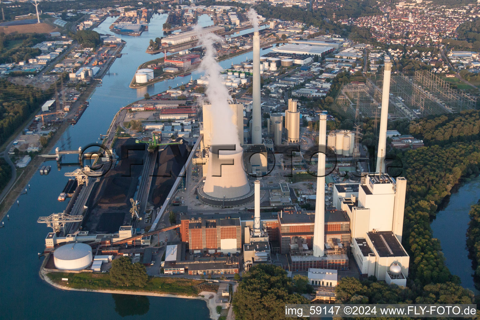 Vue oblique de Centrale ENBW sur le Rhin à le quartier Daxlanden in Karlsruhe dans le département Bade-Wurtemberg, Allemagne