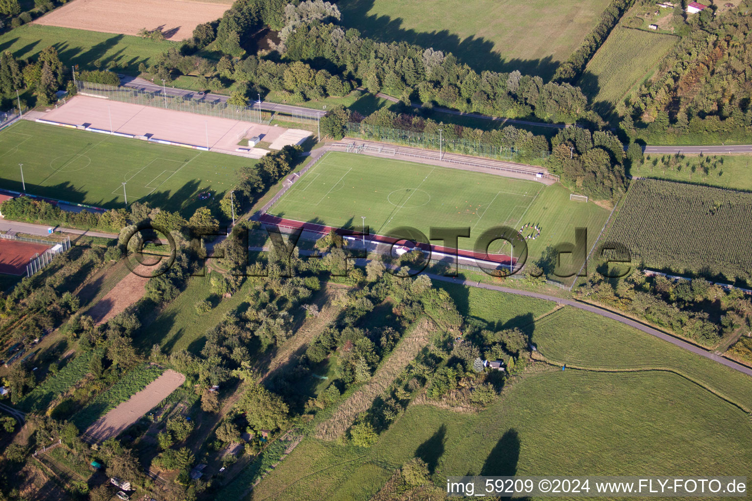 Vue aérienne de Terrains de sport SV Sinzheim eV à Sinzheim dans le département Bade-Wurtemberg, Allemagne