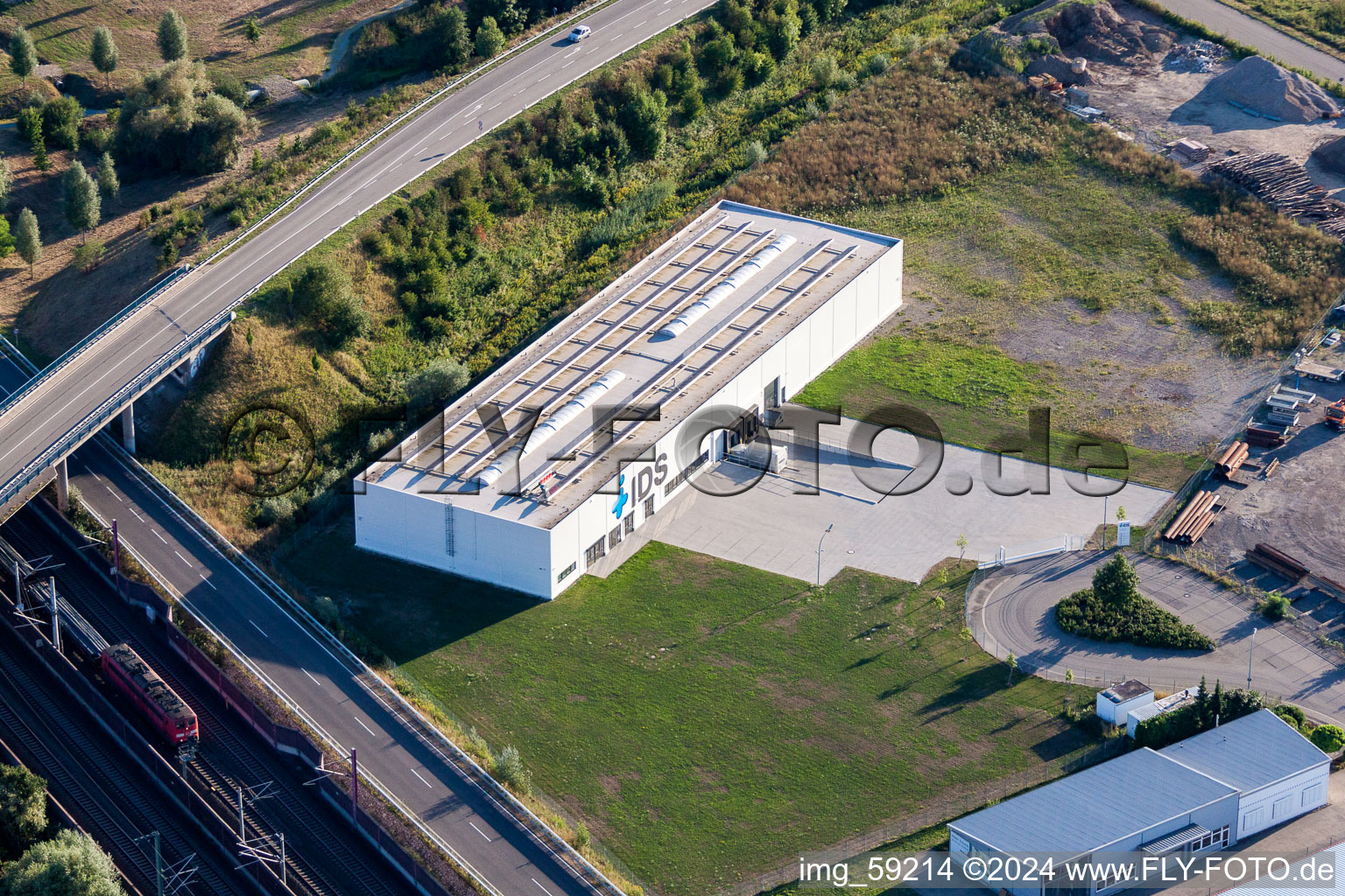 Vue aérienne de Locaux de l'entreprise IDS-Allemagne avec halls, bâtiments d'entreprise et installations de production en Steinbach à le quartier Steinbach in Baden-Baden dans le département Bade-Wurtemberg, Allemagne