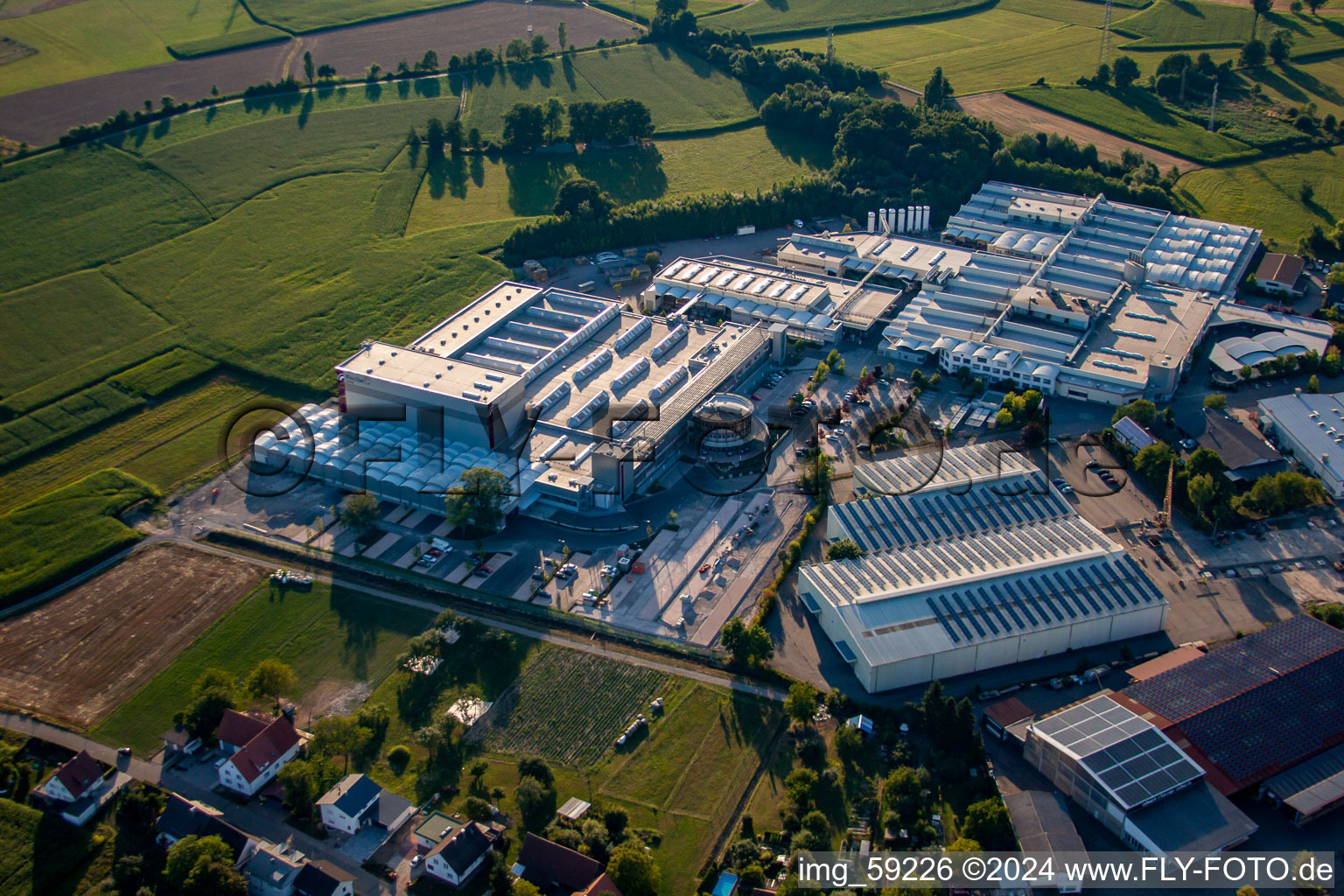 Vue aérienne de Zone industrielle et commerciale de Fischer Edelstahlrohre GmbH à le quartier Fautenbach in Achern dans le département Bade-Wurtemberg, Allemagne