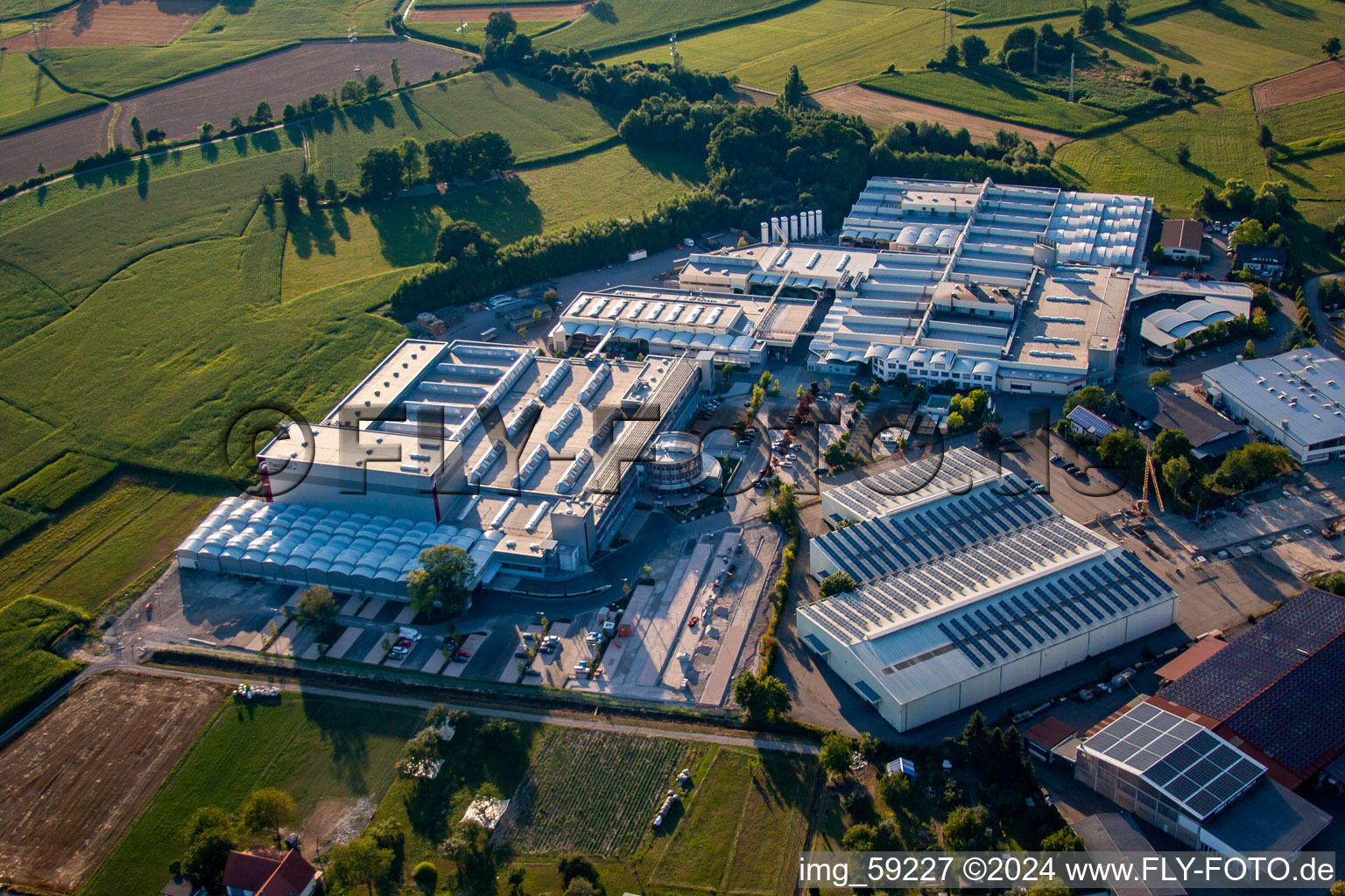 Vue aérienne de Zone industrielle et commerciale de Fischer Edelstahlrohre GmbH à le quartier Fautenbach in Achern dans le département Bade-Wurtemberg, Allemagne