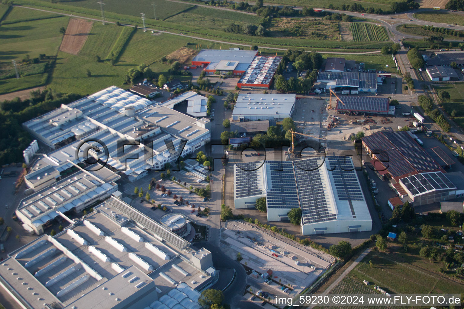 Vue oblique de Zone industrielle et commerciale de Fischer Edelstahlrohre GmbH à le quartier Fautenbach in Achern dans le département Bade-Wurtemberg, Allemagne