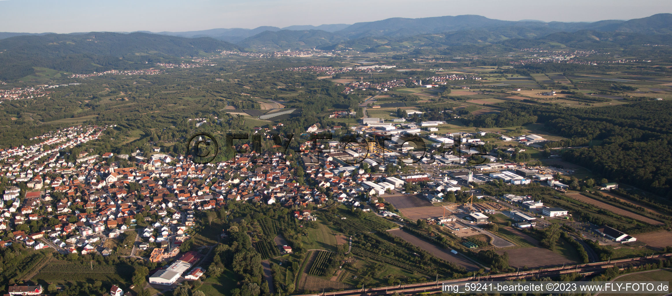 Vue aérienne de Vue des rues et des maisons des quartiers résidentiels à Renchen dans le département Bade-Wurtemberg, Allemagne