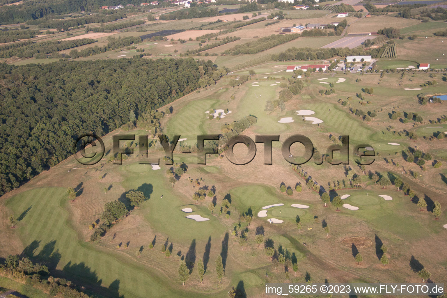 Club de golf Urloffen à le quartier Urloffen in Appenweier dans le département Bade-Wurtemberg, Allemagne du point de vue du drone