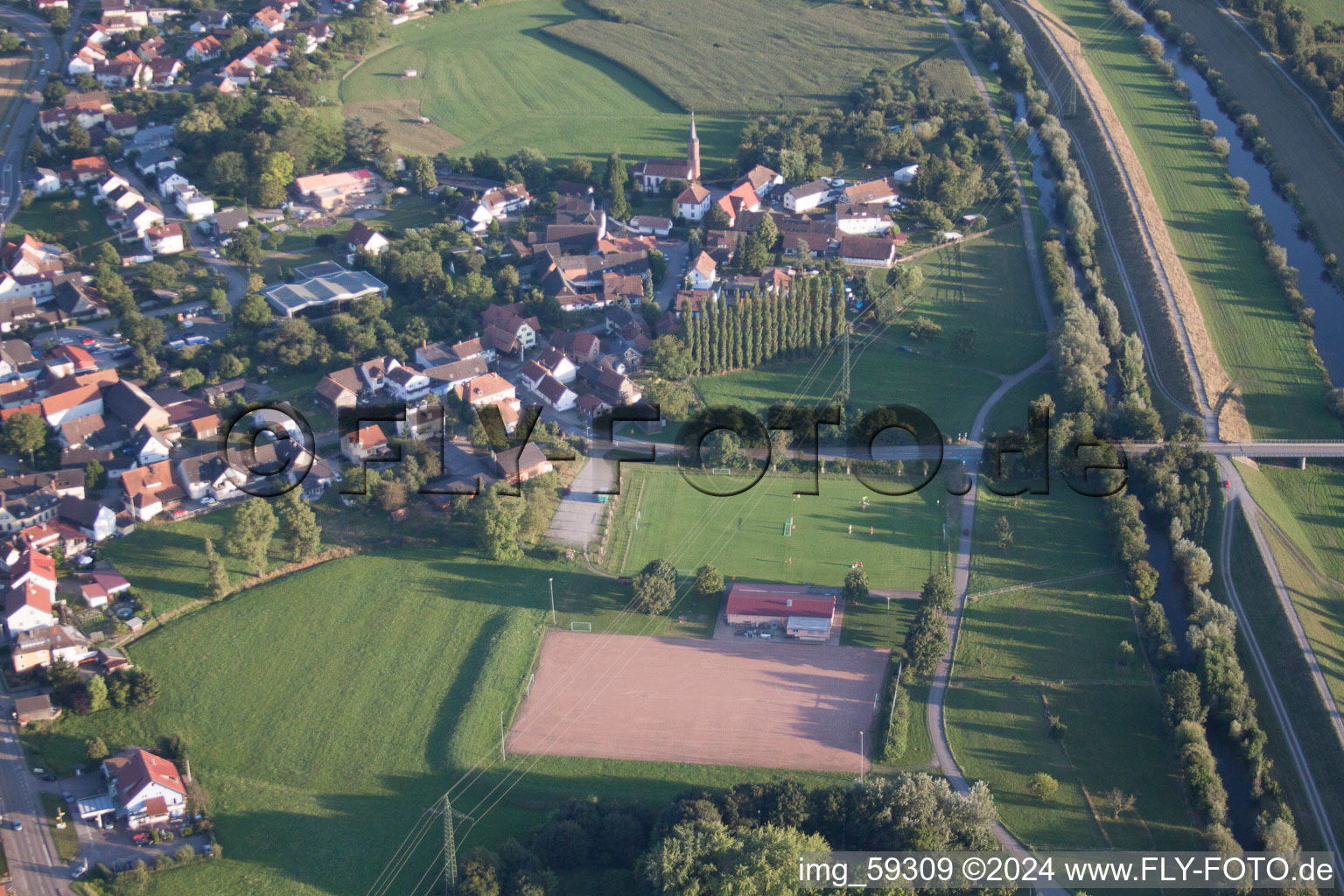 Vue aérienne de Zones riveraines de la Kinzig à le quartier Bühl in Offenburg dans le département Bade-Wurtemberg, Allemagne