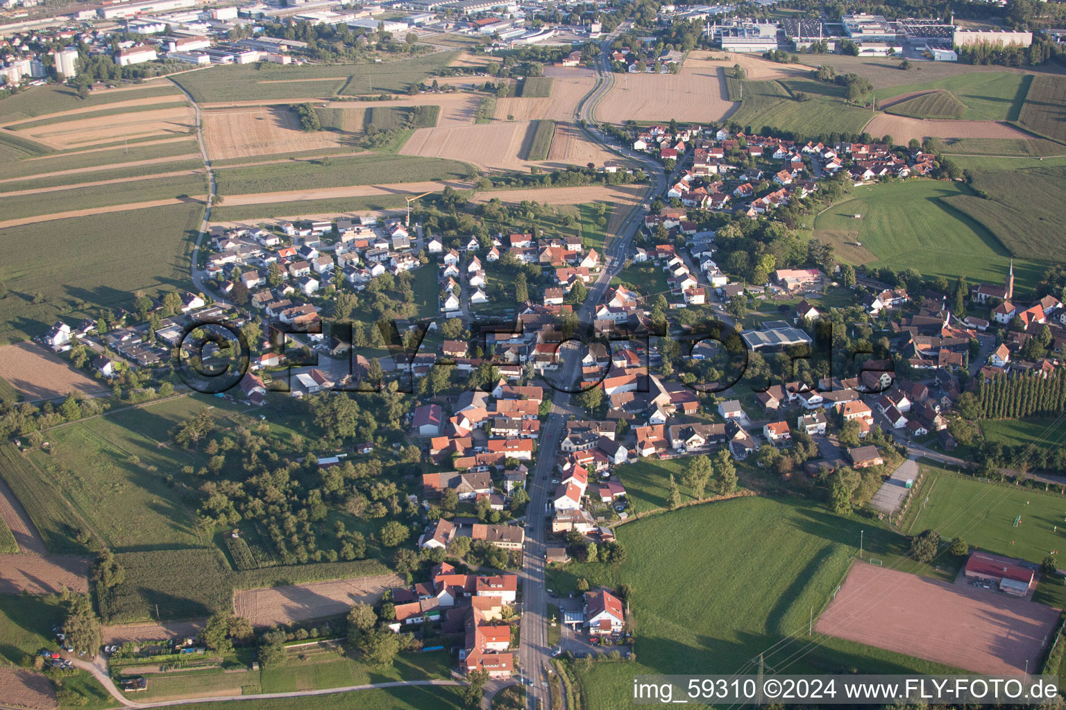 Vue aérienne de Champs agricoles et surfaces utilisables à le quartier Bühl in Offenburg dans le département Bade-Wurtemberg, Allemagne