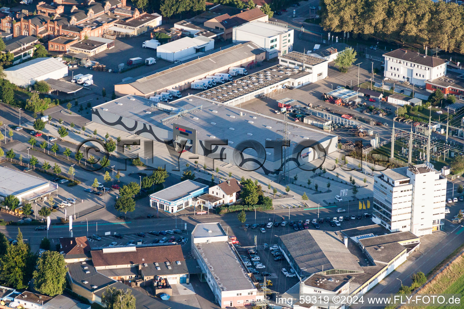 Vue aérienne de Camping et centre commercial Freizeit Kuhn GmbH dans le quartier de Waltersweier à Offenburg dans le département Bade-Wurtemberg, Allemagne