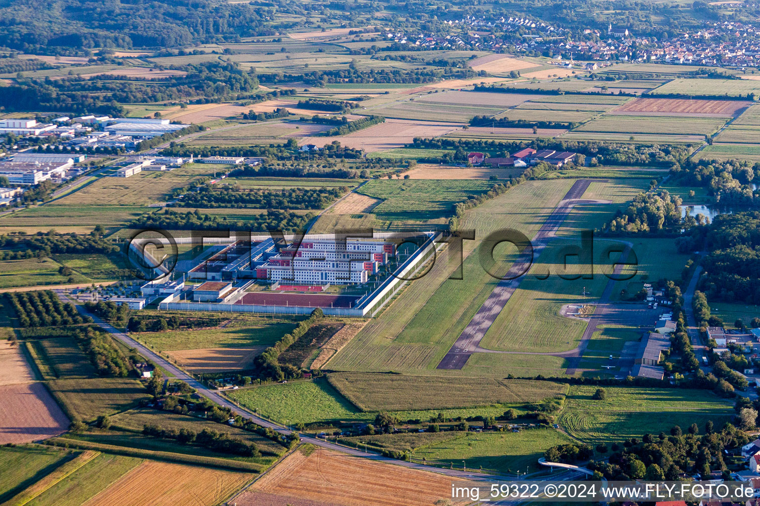 Vue aérienne de Terrain de la prison et clôture de sécurité de l'établissement correctionnel Offenburg à l'aéroport Offenburg-Baden à le quartier Uffhofen in Offenburg dans le département Bade-Wurtemberg, Allemagne