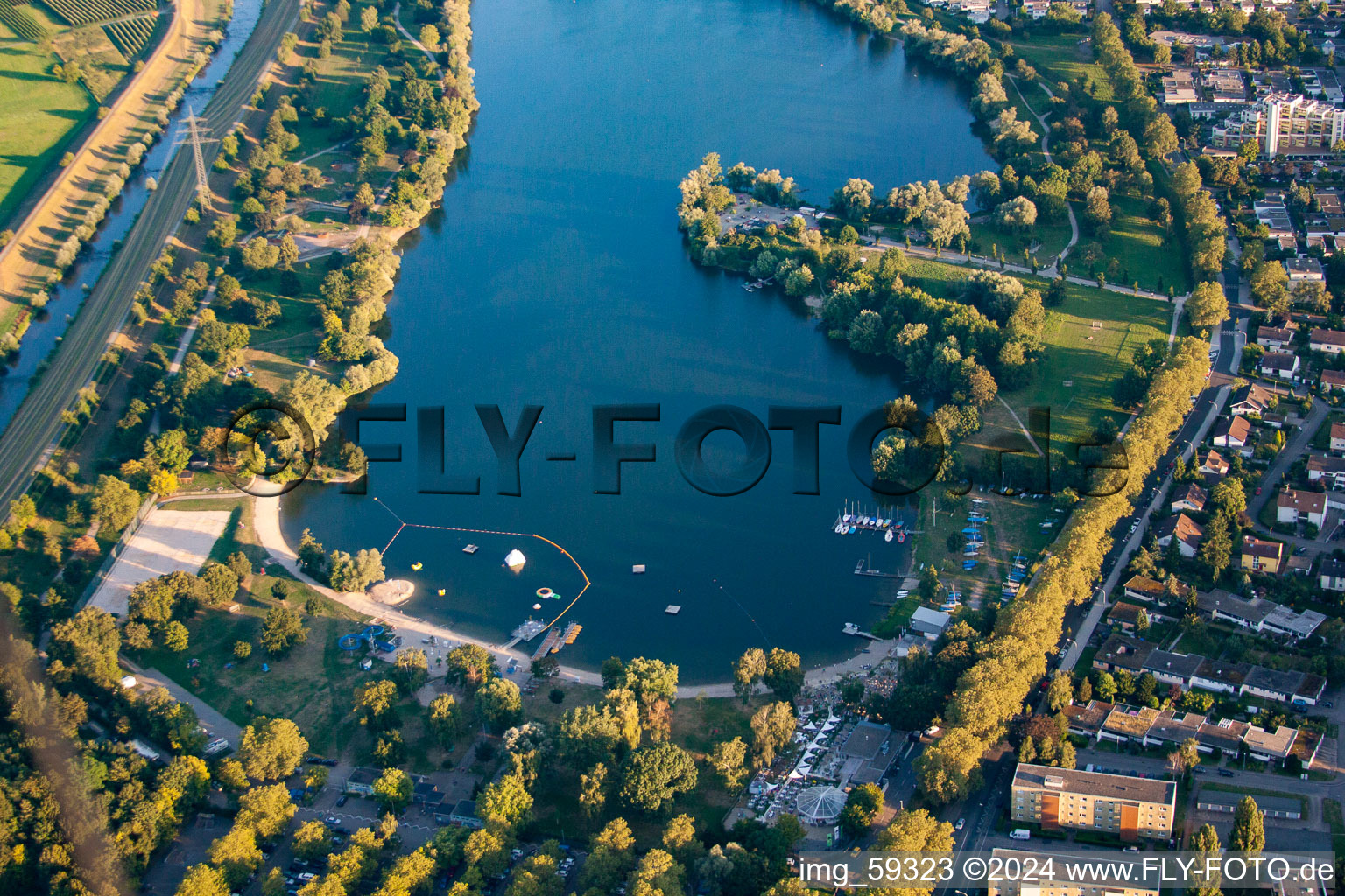 Vue aérienne de Lac de Gifiz à le quartier Uffhofen in Offenburg dans le département Bade-Wurtemberg, Allemagne