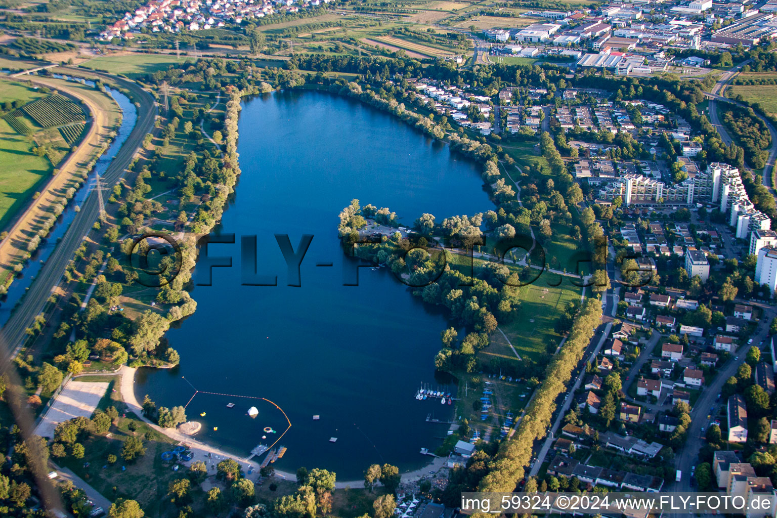 Vue aérienne de Lac de Gifiz à le quartier Uffhofen in Offenburg dans le département Bade-Wurtemberg, Allemagne