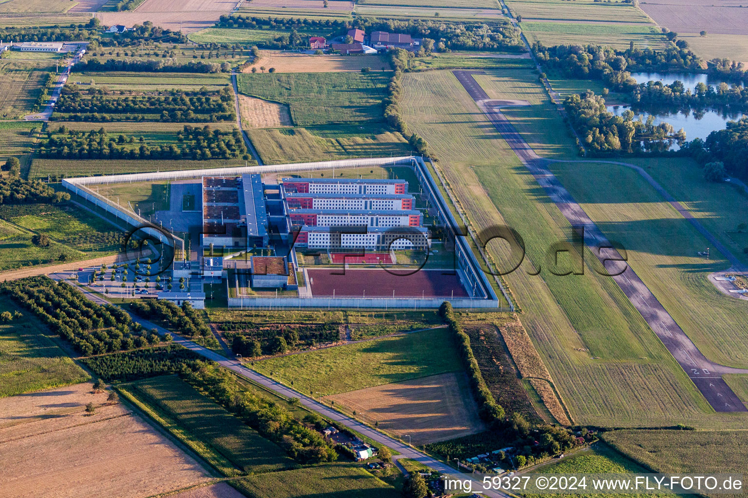 Vue aérienne de Terrain de la prison et clôture de sécurité de l'établissement correctionnel Offenburg à l'aéroport Offenburg-Baden à le quartier Uffhofen in Offenburg dans le département Bade-Wurtemberg, Allemagne