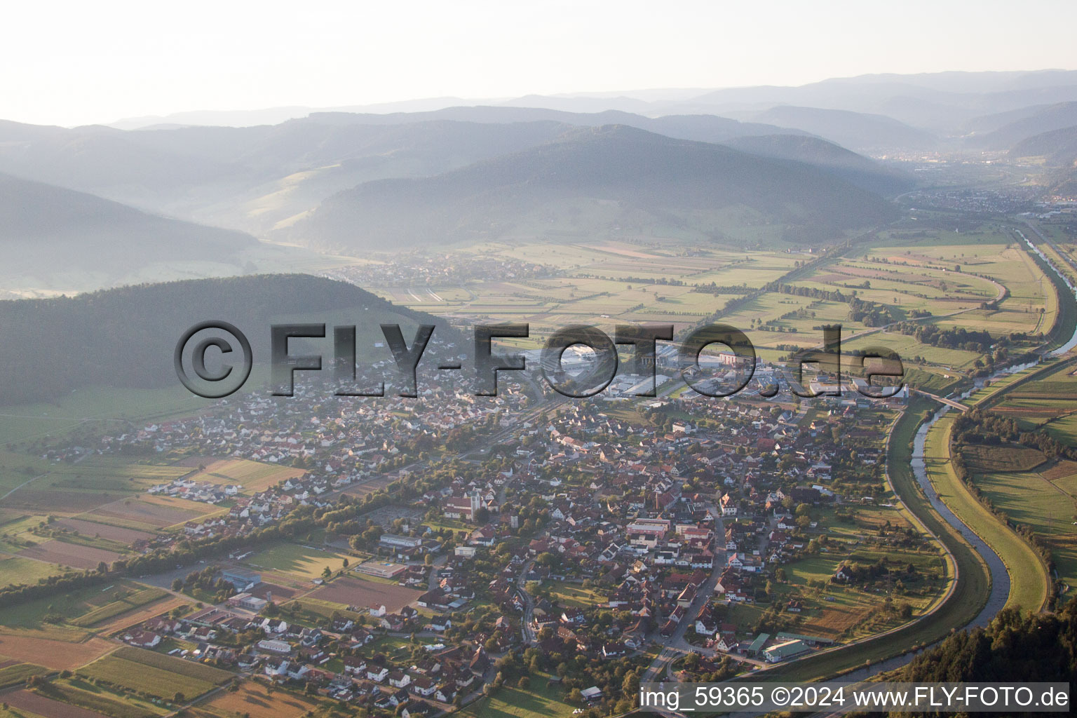 Vue aérienne de Zone des berges de la rivière Kinzig à Biberach dans le département Bade-Wurtemberg, Allemagne