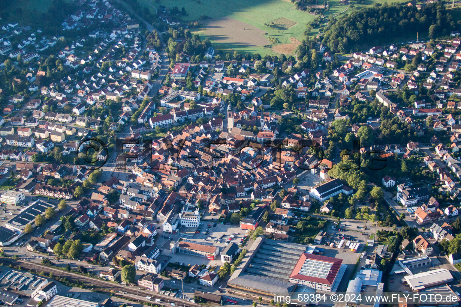 Vue aérienne de Vieille ville et centre-ville à Haslach im Kinzigtal dans le département Bade-Wurtemberg, Allemagne