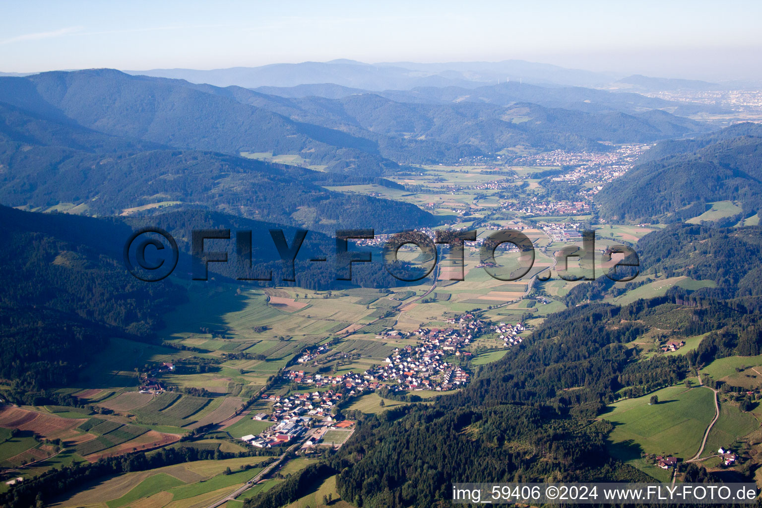 Vue aérienne de Vue des rues et des maisons des quartiers résidentiels à Elzach dans le département Bade-Wurtemberg, Allemagne