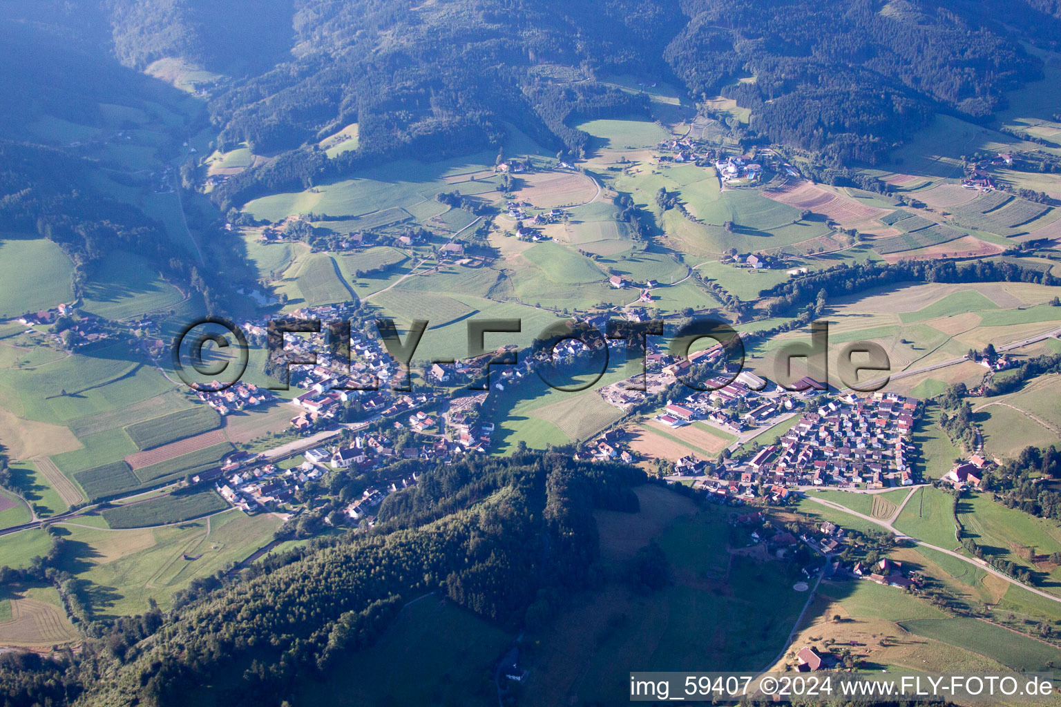 Vue aérienne de Vallée d'Elz à Elzach dans le département Bade-Wurtemberg, Allemagne