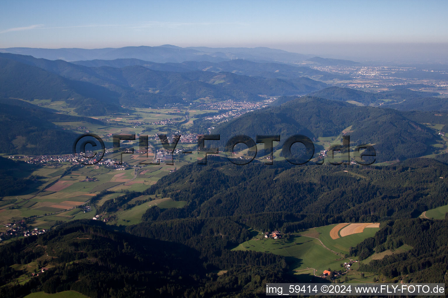 Vue aérienne de Vue des rues et des maisons des quartiers résidentiels à Elzach dans le département Bade-Wurtemberg, Allemagne