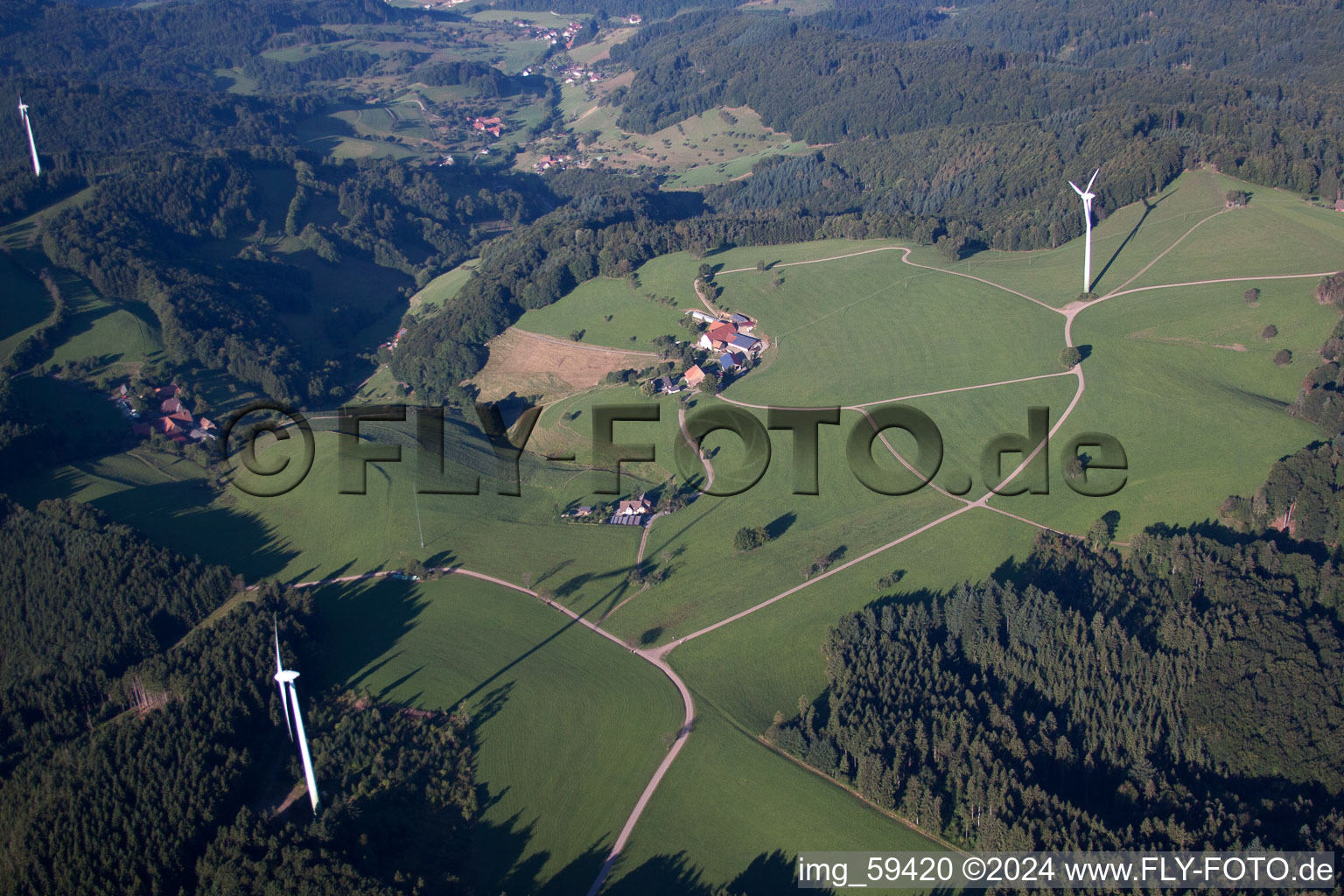 Vue aérienne de Propriété d'une ferme de la Forêt-Noire à la lisière des champs cultivés dans le district de Reichenbach à le quartier Brettental in Freiamt dans le département Bade-Wurtemberg, Allemagne