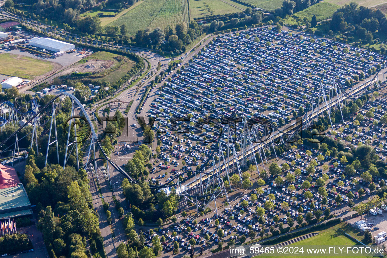 Vue aérienne de Parking et montagnes russes de la base de loisirs - Parc d'attractions Europa-Park à Rust dans le département Bade-Wurtemberg, Allemagne