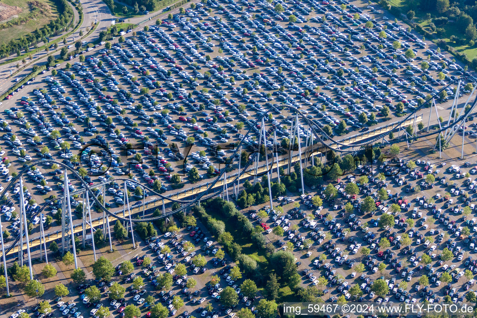 Vue aérienne de Parking et montagnes russes de la base de loisirs - Parc d'attractions Europa-Park à Rust dans le département Bade-Wurtemberg, Allemagne