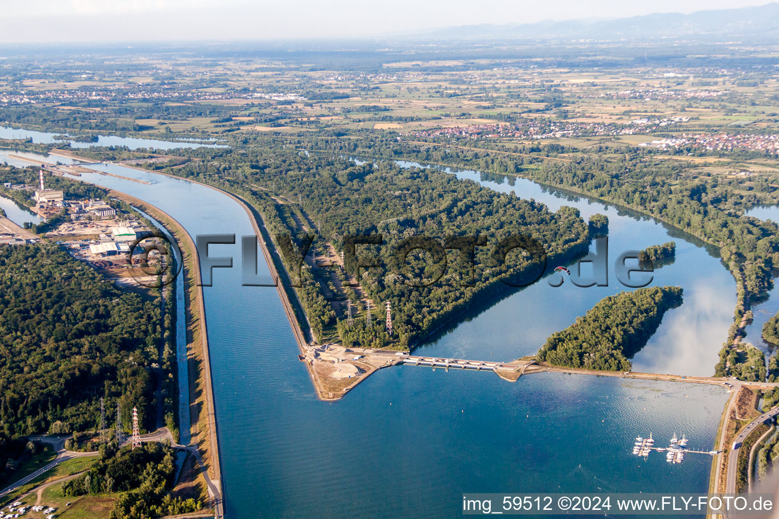 Vue aérienne de Ponts vers l'île et la réserve naturelle de l'île du Rohrschollen entre canal d'Alsace et Rhin à Strasbourg à le quartier Port du Rhin Sud in Straßburg dans le département Bas Rhin, France