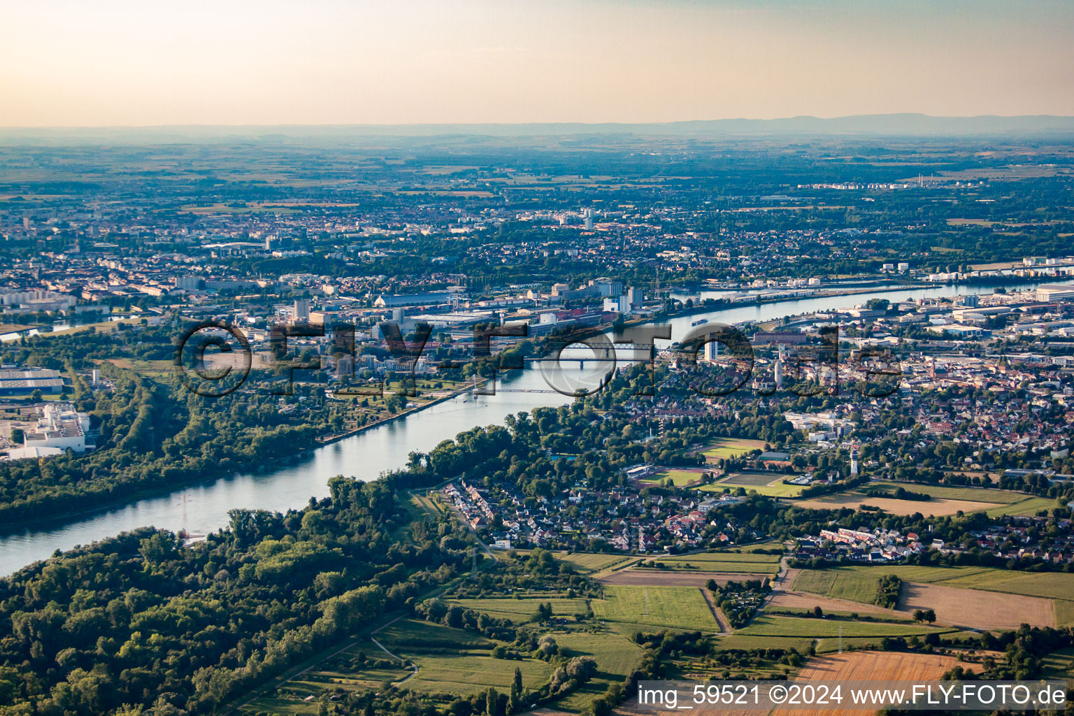 Vue aérienne de Strasbourg et Kehl à le quartier Sundheim in Kehl dans le département Bade-Wurtemberg, Allemagne