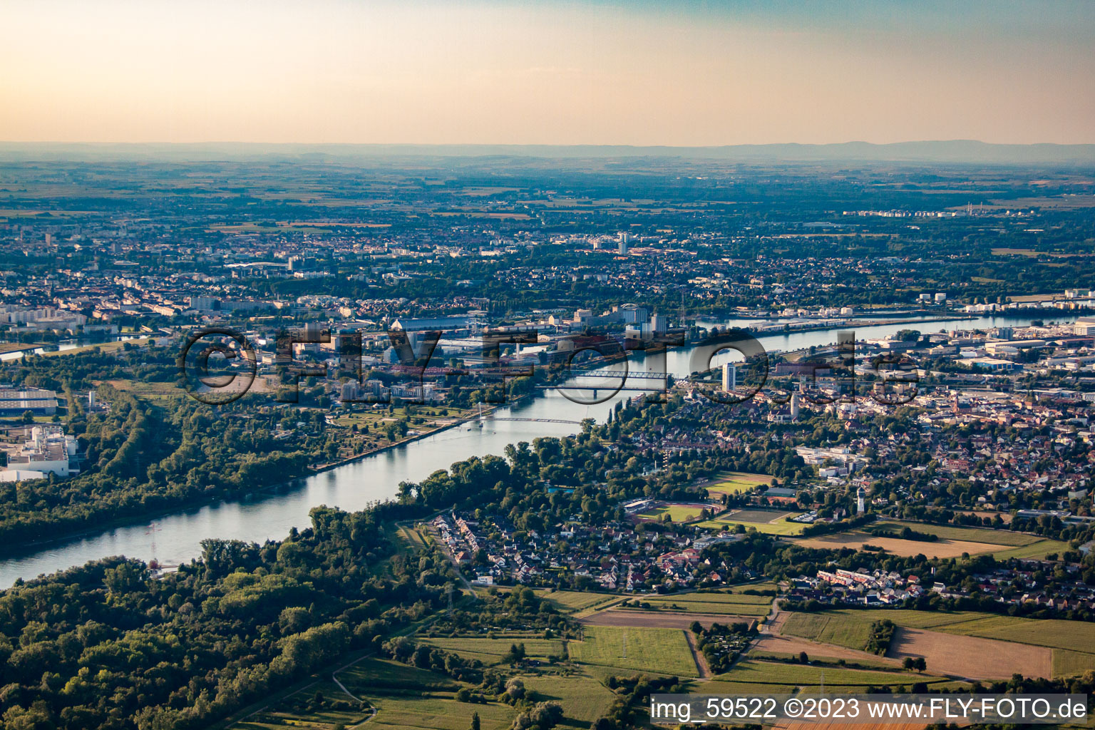 Vue aérienne de Strasbourg et Kehl à le quartier Port du Rhin Centre Ouest in Straßburg dans le département Bas Rhin, France