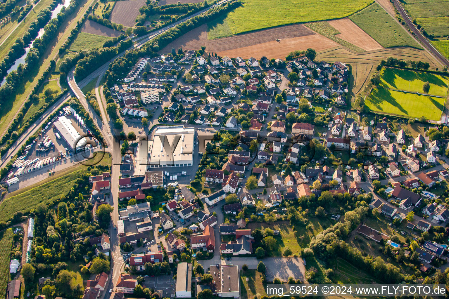 Vue aérienne de Centre de services Bürstner à le quartier Neumühl in Kehl dans le département Bade-Wurtemberg, Allemagne