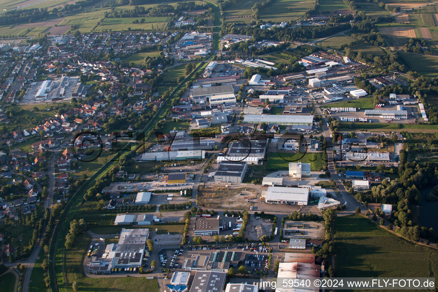 Zone industrielle à le quartier Vimbuch in Bühl dans le département Bade-Wurtemberg, Allemagne hors des airs