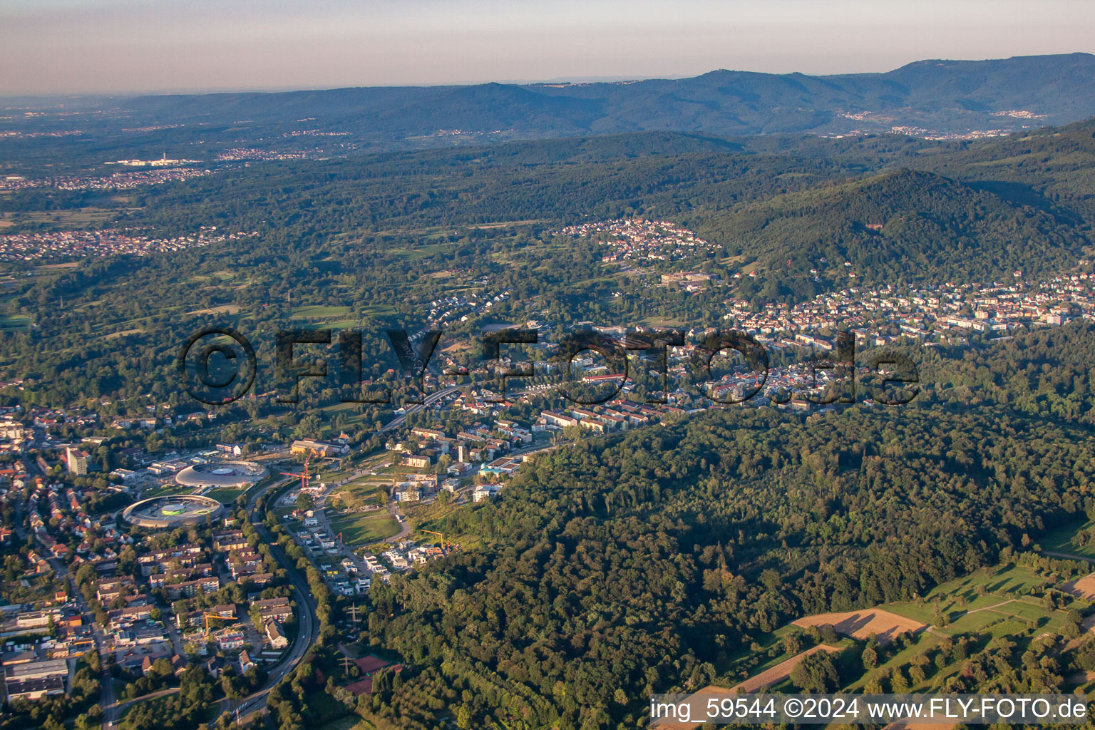 Vue aérienne de Du sud à le quartier Oos in Baden-Baden dans le département Bade-Wurtemberg, Allemagne