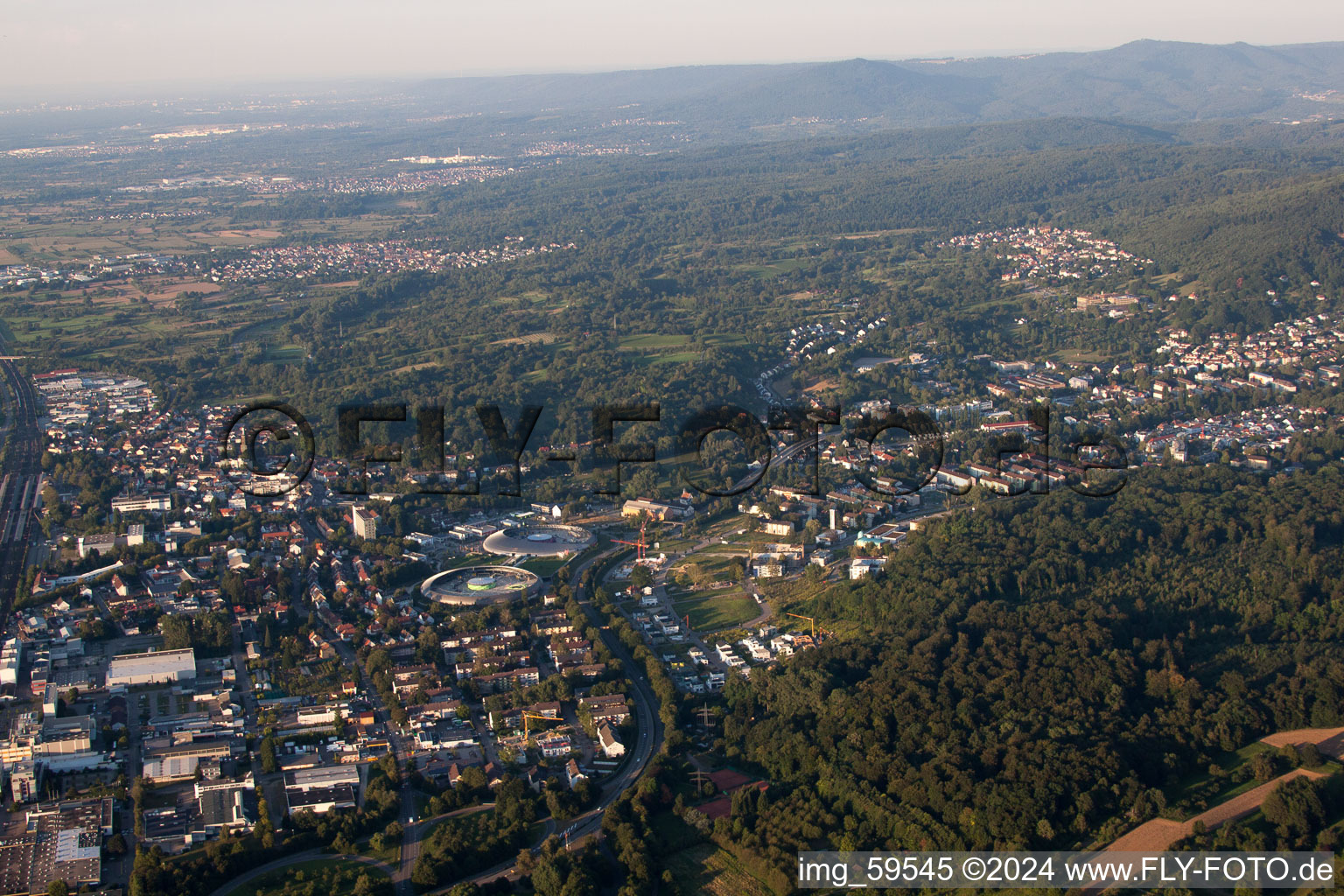 Vue aérienne de Du sud-ouest à le quartier Oos in Baden-Baden dans le département Bade-Wurtemberg, Allemagne