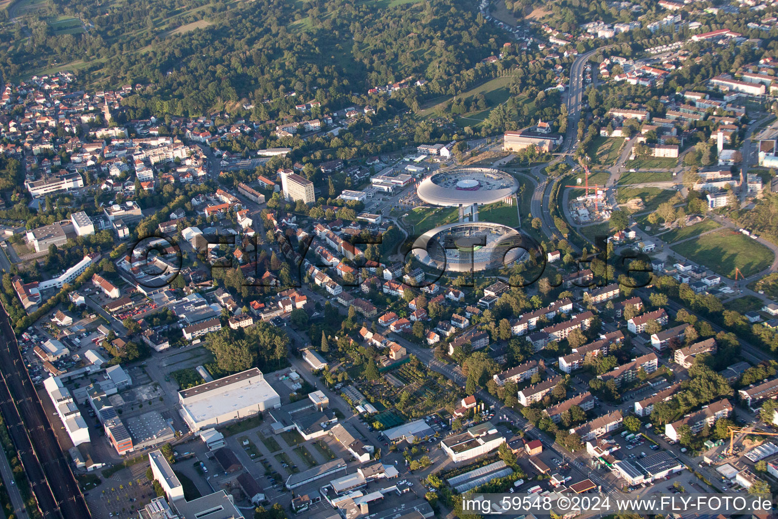 Vue aérienne de Cité commerçante vue de l'ouest à le quartier Oos in Baden-Baden dans le département Bade-Wurtemberg, Allemagne