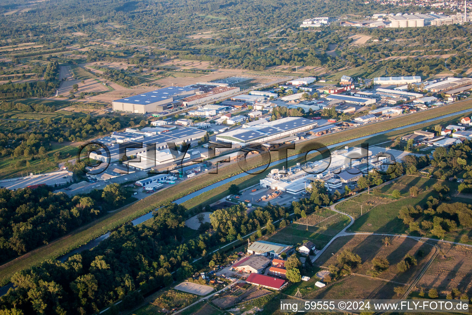 Vue aérienne de Zone industrielle et commerciale avec Merkel - Wetzel Logistik GmbH à Kuppenheim dans le département Bade-Wurtemberg, Allemagne