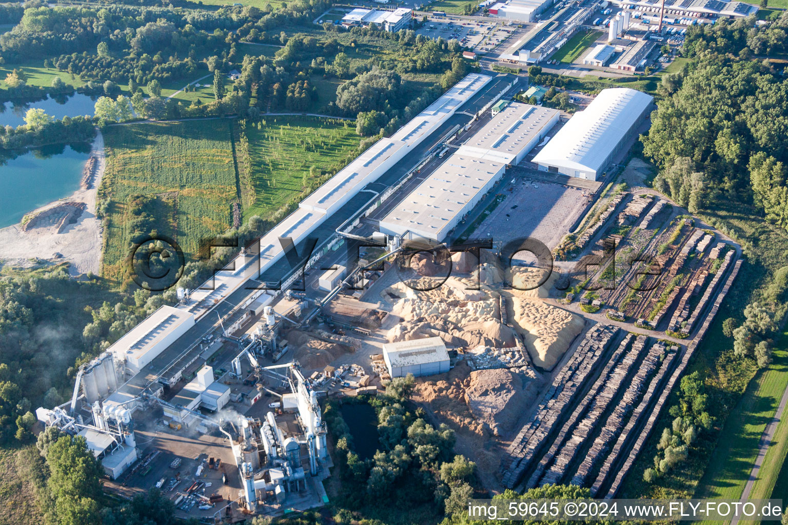 Locaux de l'usine Nolte Holzwerkstoff GmbH & Co. KG à Germersheim dans le département Rhénanie-Palatinat, Allemagne d'en haut