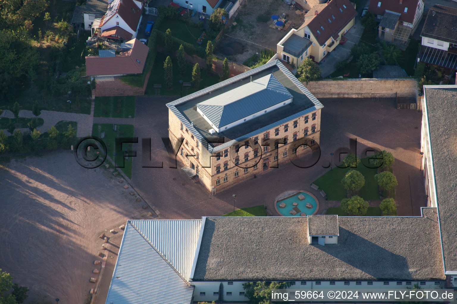 Vue aérienne de Immeuble de bureaux du bâtiment administratif et commercial de ProfeS GmbH à Germersheim dans le département Rhénanie-Palatinat, Allemagne