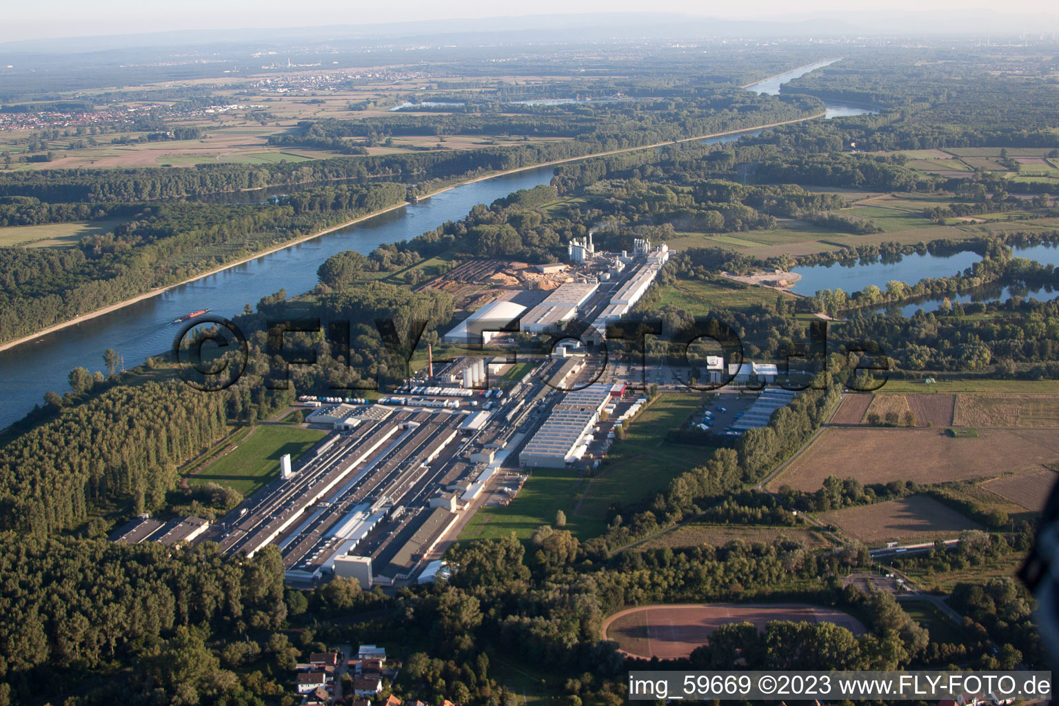 Photographie aérienne de L'industrie sur le Rhin à le quartier Sondernheim in Germersheim dans le département Rhénanie-Palatinat, Allemagne