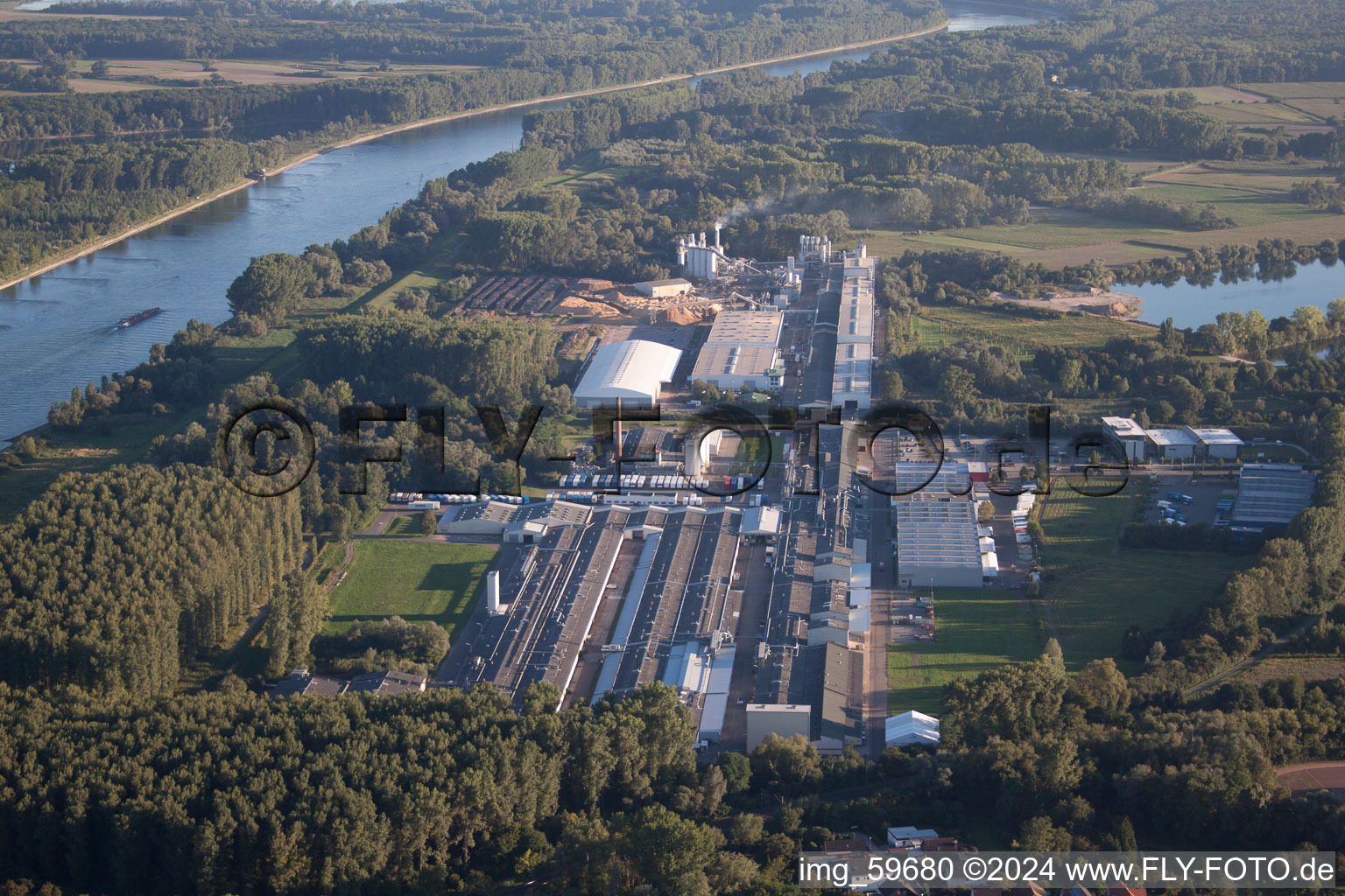 Vue oblique de L'industrie sur le Rhin à le quartier Sondernheim in Germersheim dans le département Rhénanie-Palatinat, Allemagne