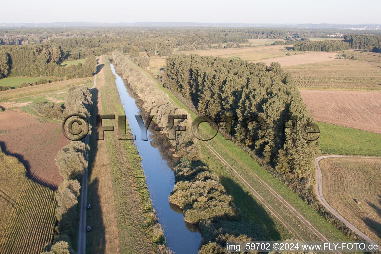 Vue aérienne de Canal de Saalbach à le quartier Rußheim in Dettenheim dans le département Bade-Wurtemberg, Allemagne