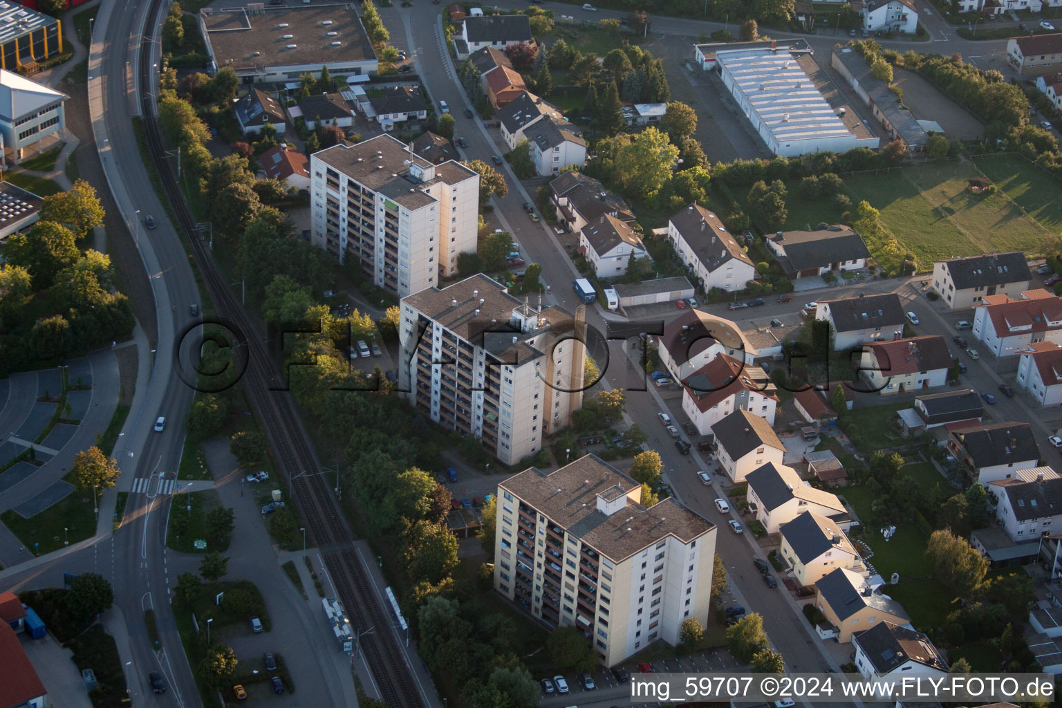 Vue aérienne de Ensemble de grande hauteur sur la Rudolf Diesel Strasse à le quartier Linkenheim in Linkenheim-Hochstetten dans le département Bade-Wurtemberg, Allemagne