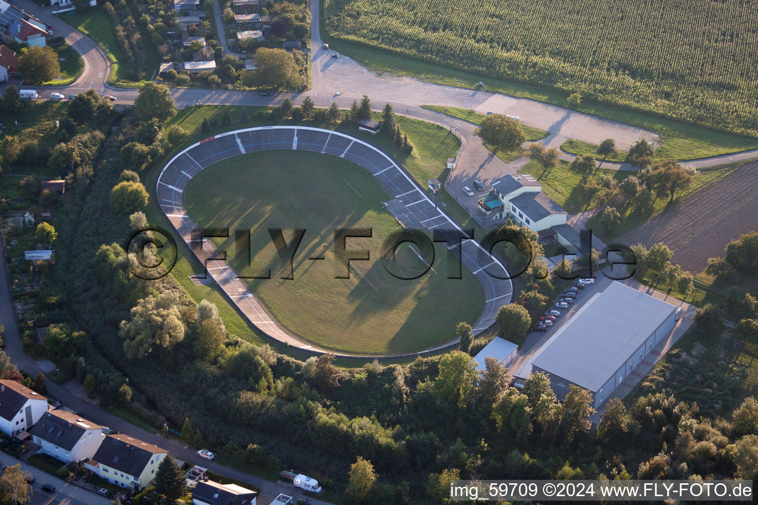 Vue aérienne de Hippodrome - Piste de trot RV Badenia Linkenheim à le quartier Linkenheim in Linkenheim-Hochstetten dans le département Bade-Wurtemberg, Allemagne