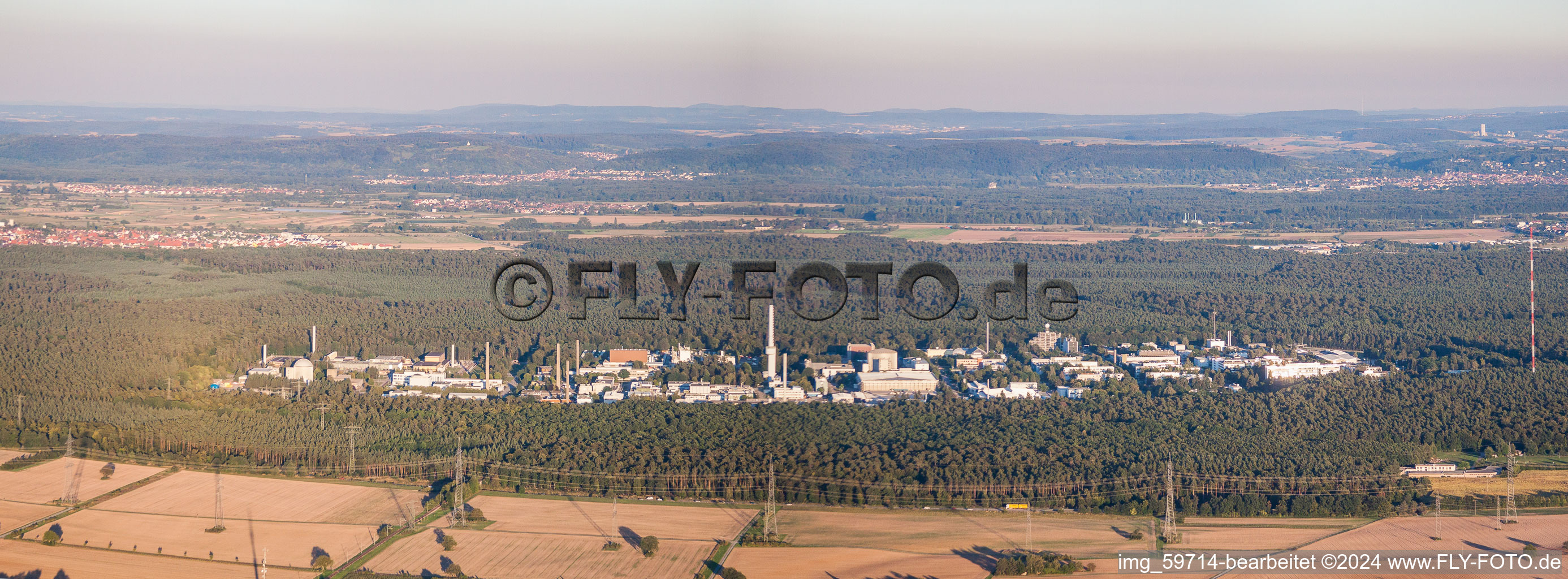 Vue aérienne de Perspective panoramique Campus University KIT - Campus Nord (ancien centre de recherche nucléaire de Karlsruhe) dans le Haardtwald à le quartier Leopoldshafen in Eggenstein-Leopoldshafen dans le département Bade-Wurtemberg, Allemagne