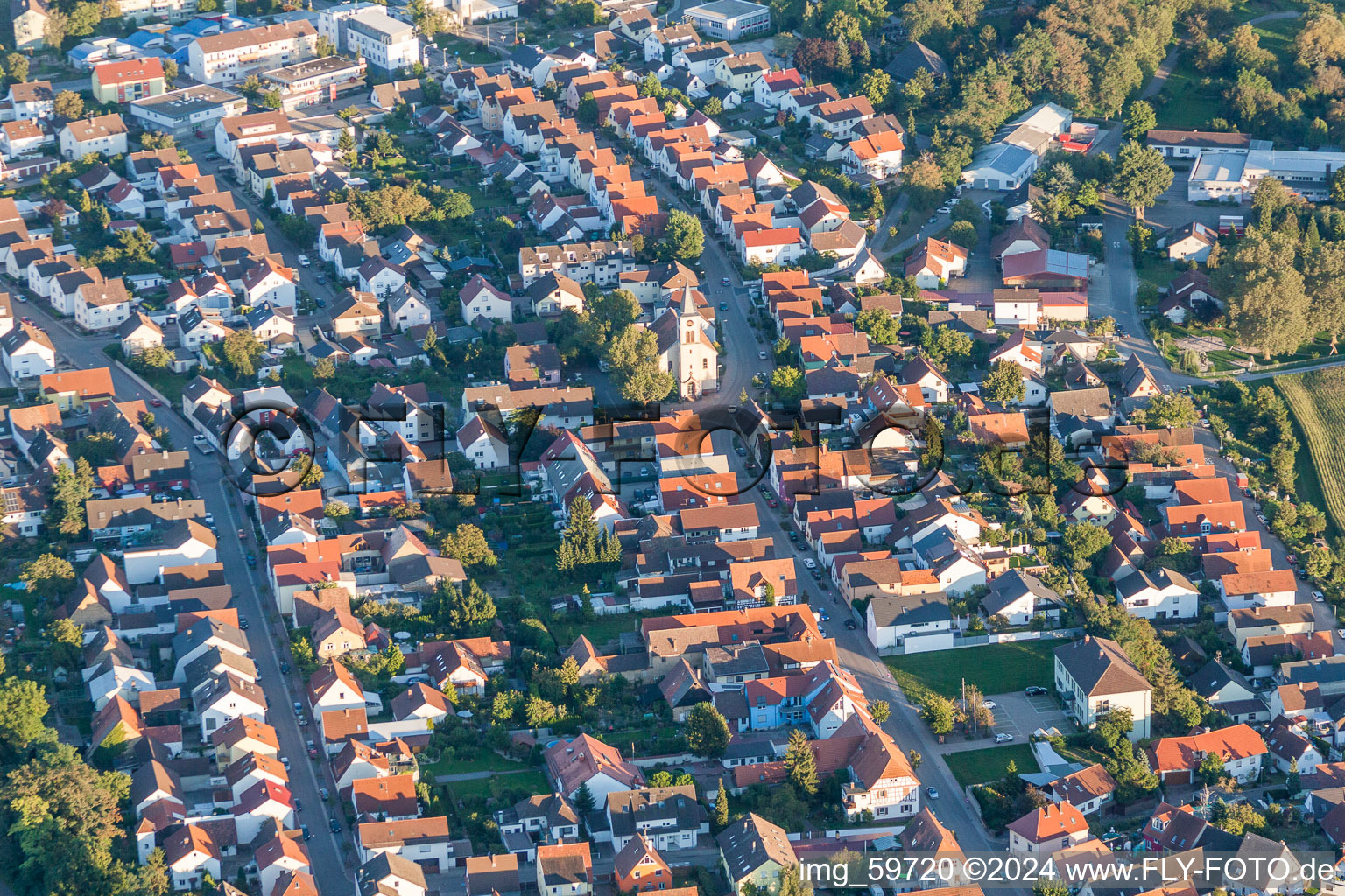 Vue aérienne de Bâtiment d'église au centre du village à le quartier Leopoldshafen in Eggenstein-Leopoldshafen dans le département Bade-Wurtemberg, Allemagne